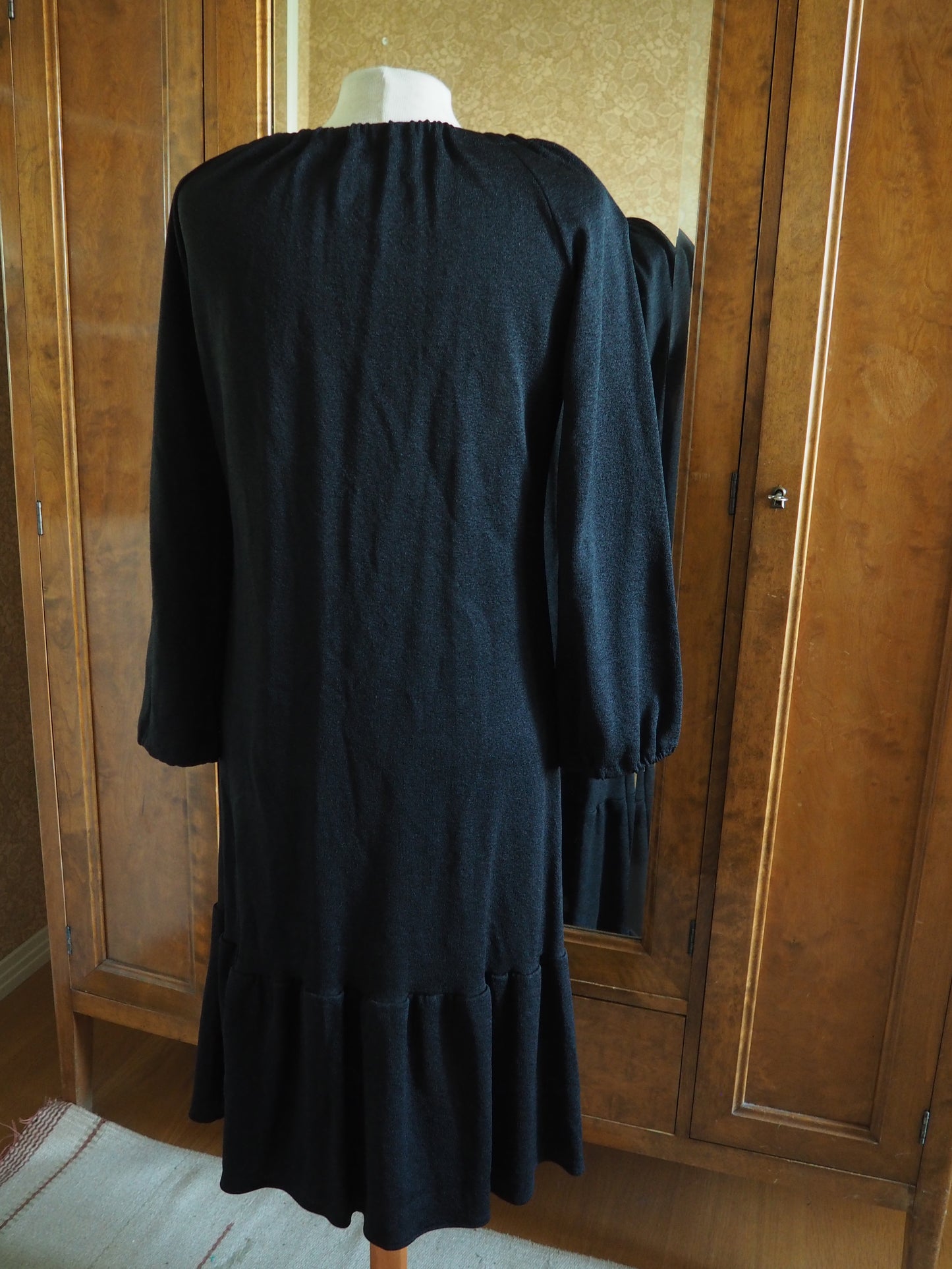 Musta Railonin mekko, käyttämätöntä vanhaa varastoa