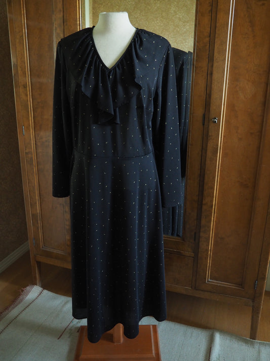 Pilkullinen Carolin Muoti-Hovin mekko, käyttämätöntä vanhaa varastoa