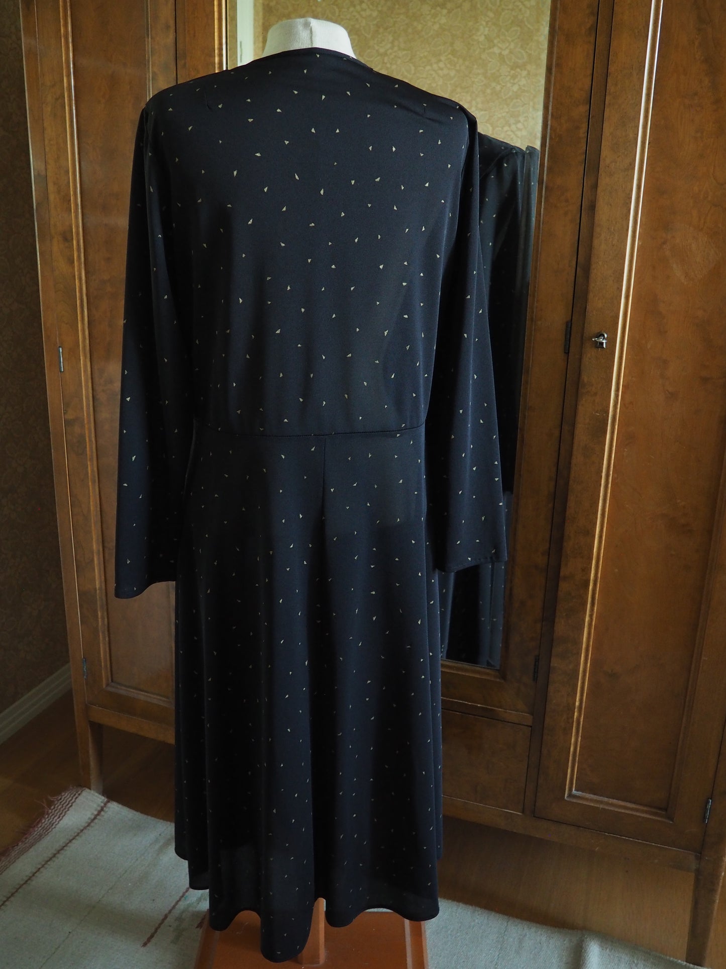 Pilkullinen Carolin Muoti-Hovin mekko, käyttämätöntä vanhaa varastoa
