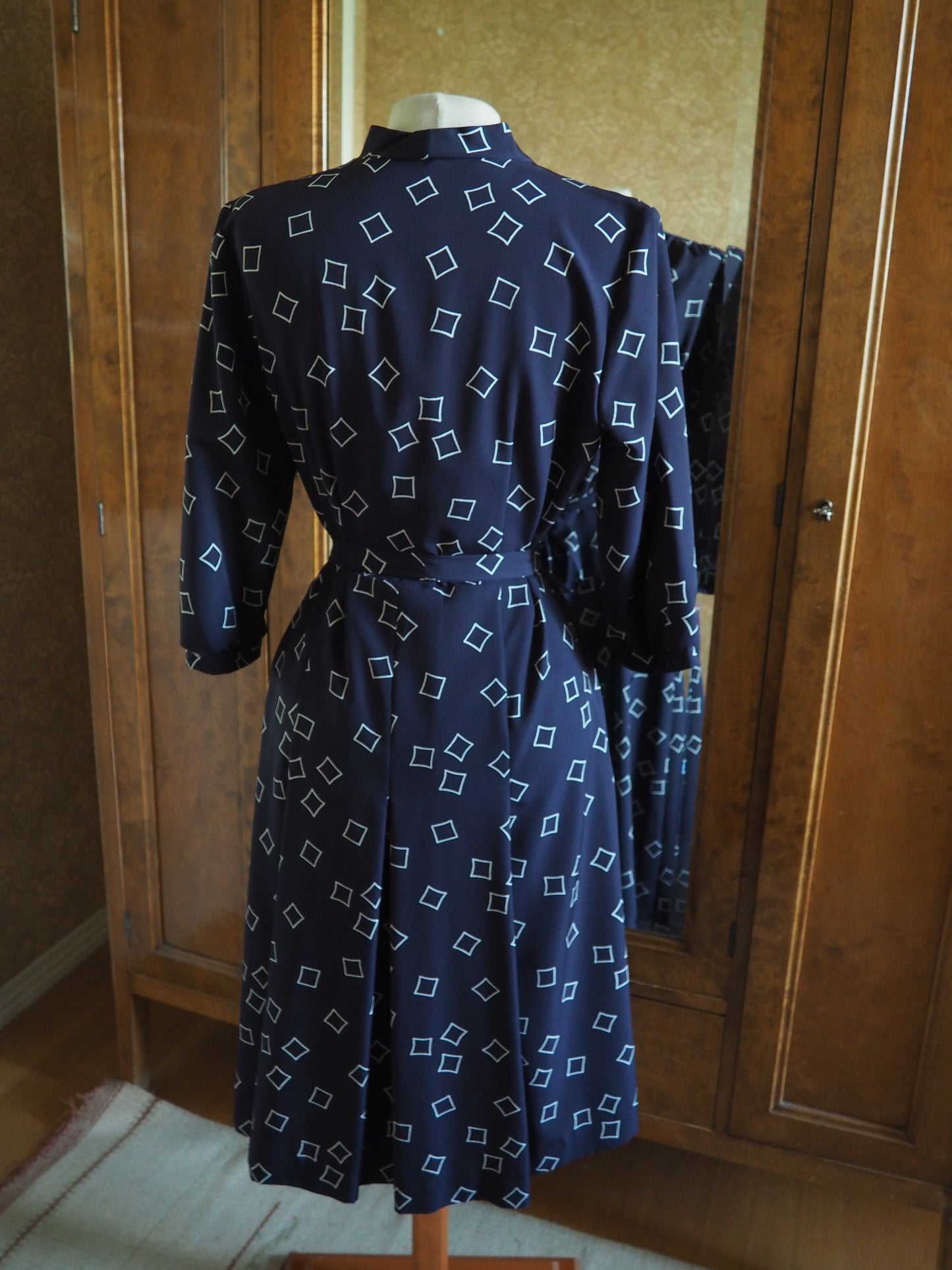 Tummansininen kuviollinen mekko, käyttämätöntä vanhaa varastoa