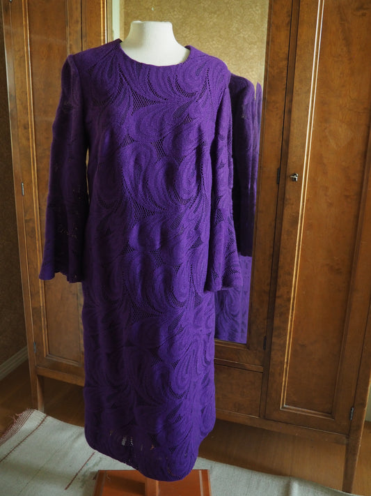 Violetti Caterinan pitsikuvioinen mekko, käyttämätöntä vanhaa varastoa