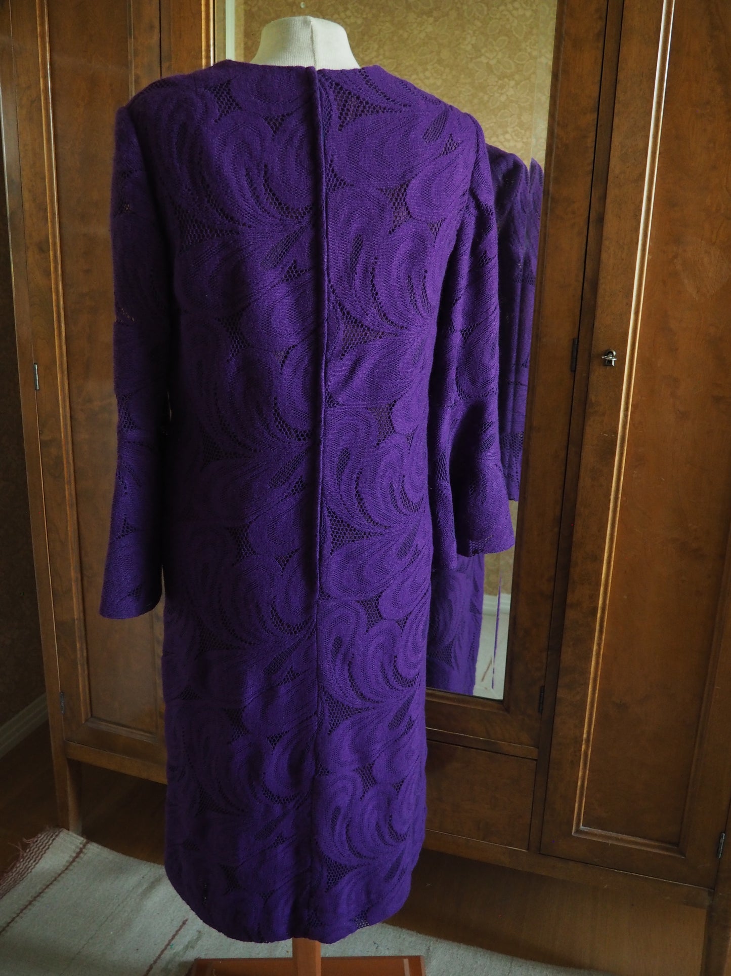 Violetti Caterinan pitsikuvioinen mekko, käyttämätöntä vanhaa varastoa