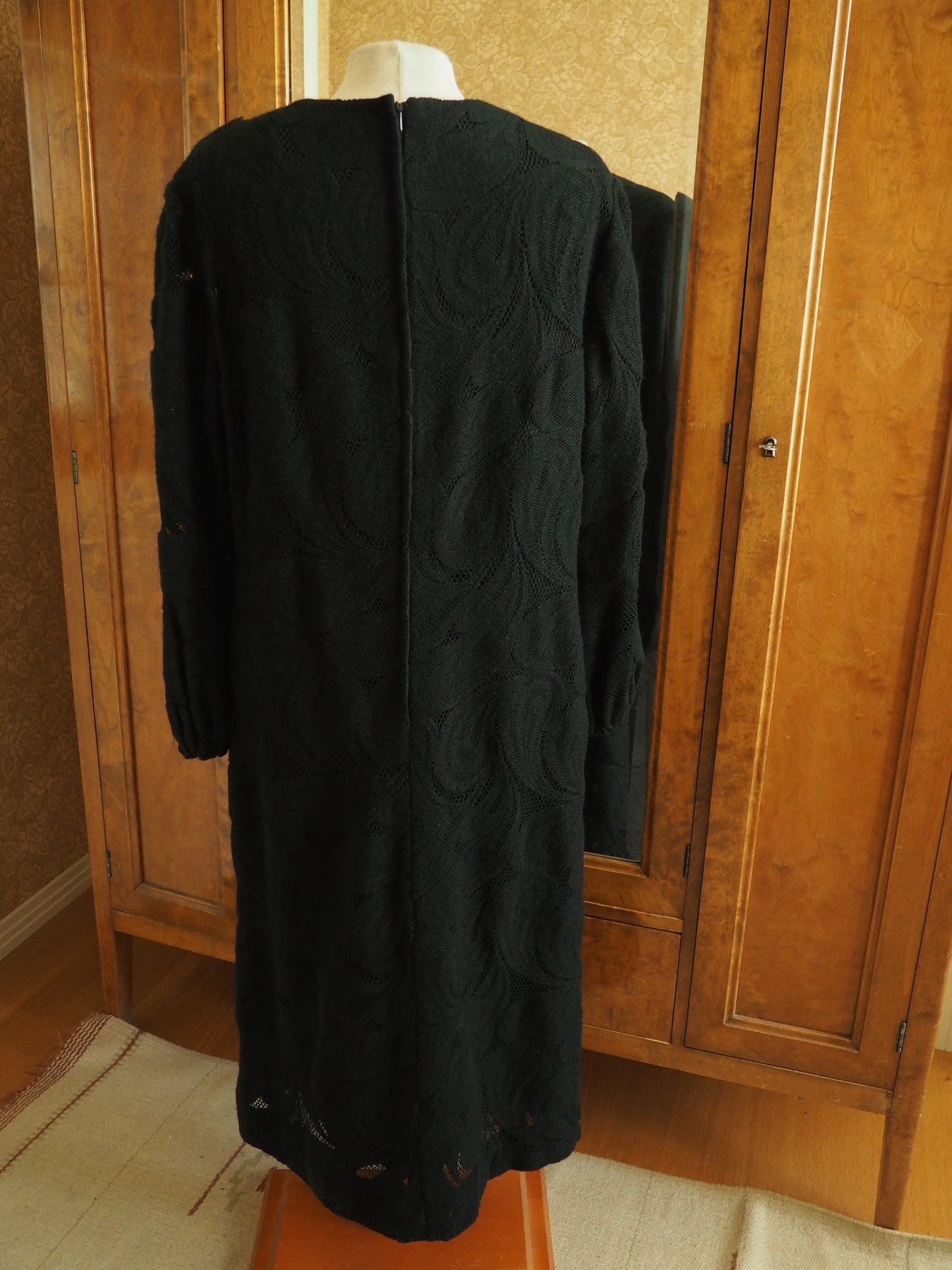 Musta Caterinan pitsikuvioinen mekko, käyttämätöntä vanhaa varastoa