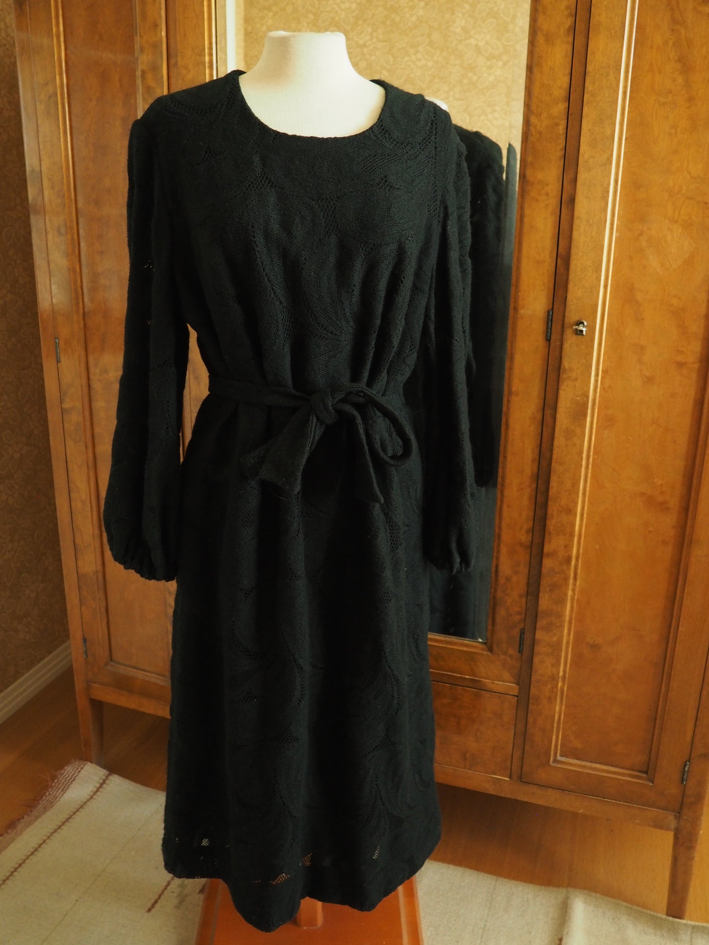 Musta Caterinan pitsikuvioinen mekko, käyttämätöntä vanhaa varastoa