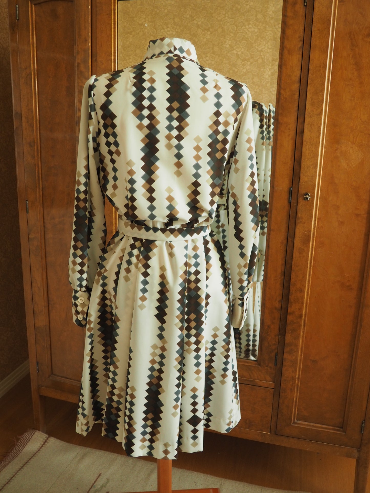 Ruskea kuviollinen mekko, käyttämätöntä vanhaa varastoa
