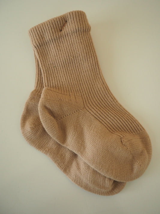 Vaaleanruskeat vauvan sukat, käyttämätöntä vanhaa varastoa