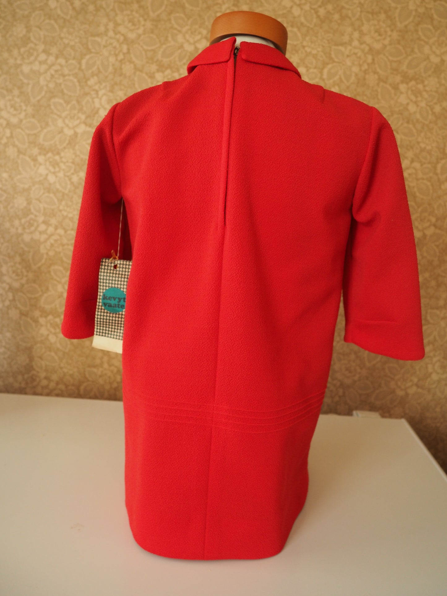 Lasten punainen Kevytvaatteen Helinä mekko, käyttämätöntä vanhaa varastoa