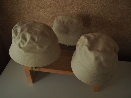 Vaalea hattu, käyttämätöntä vanhaa varastoa