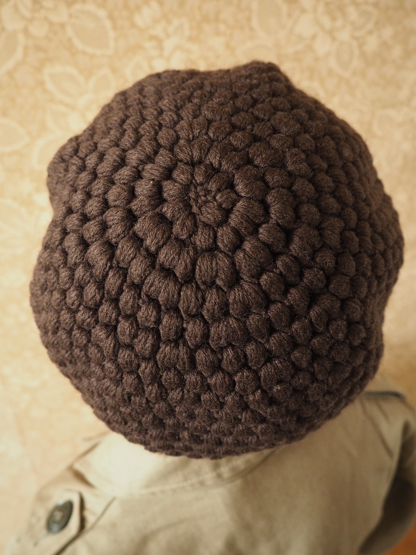 Ruskea baskerimainen neulottu hattu, käyttämätöntä vanhaa varastoa