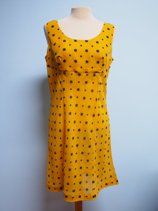Keltainen kuviollinen mekko
