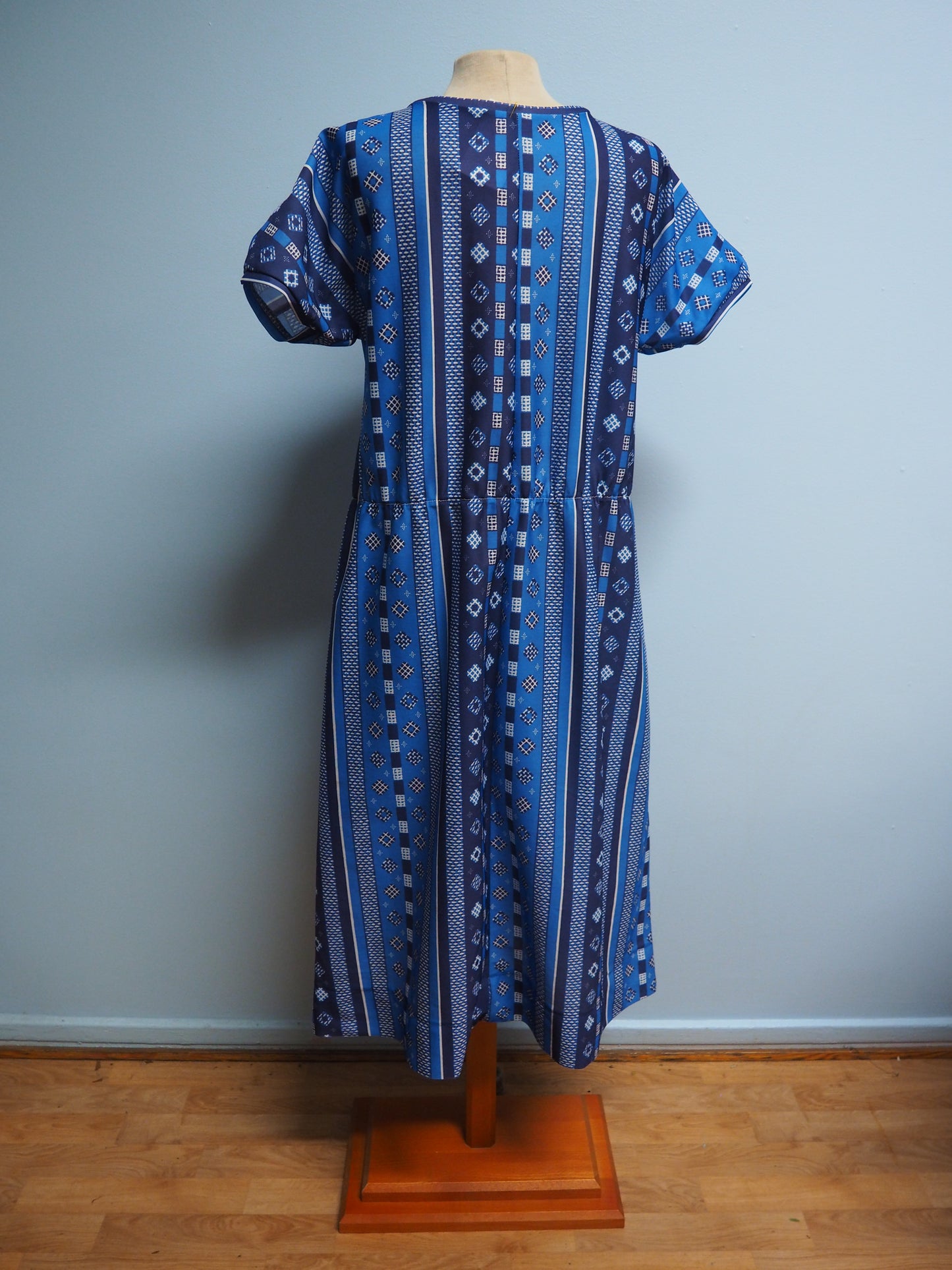 Sininen raidallinen ja kuviollinen mekko