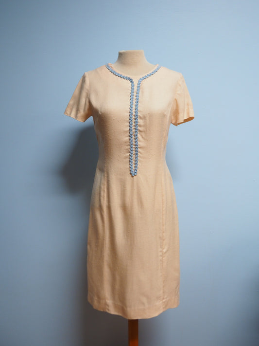 Vaalea Siro-puku mekko