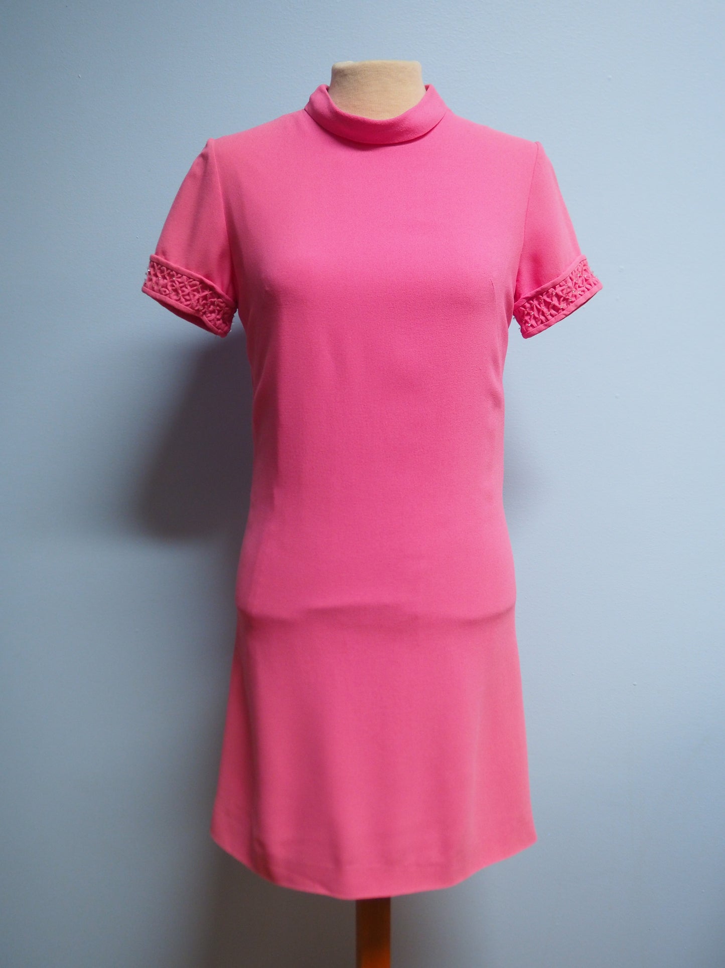 Pinkki Caterinan mekko koristehihoilla