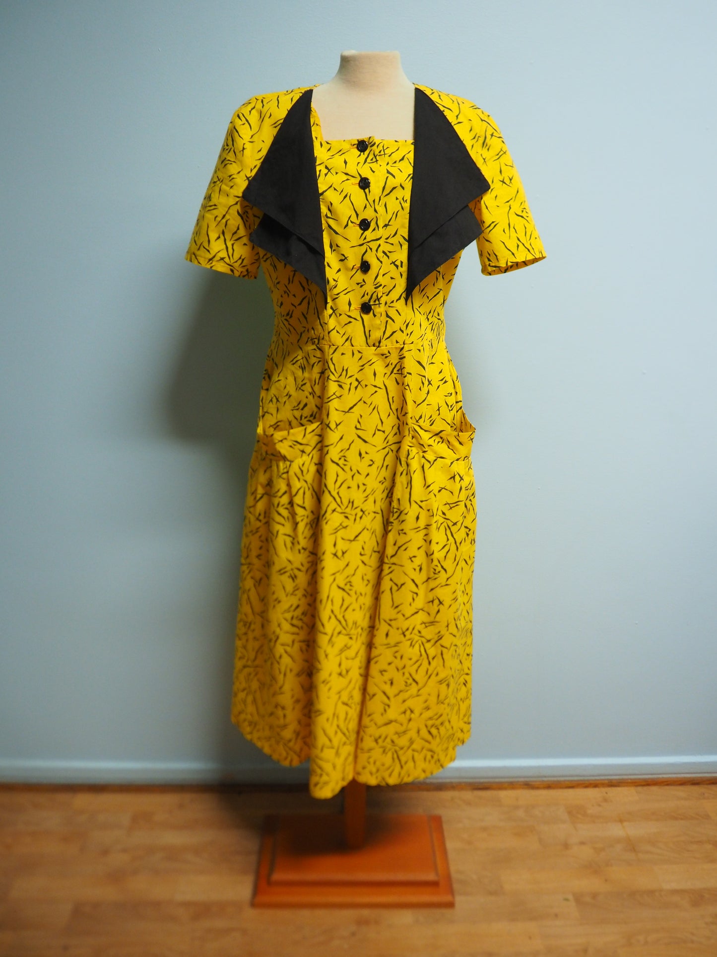 Keltainen kuviollinen mekko