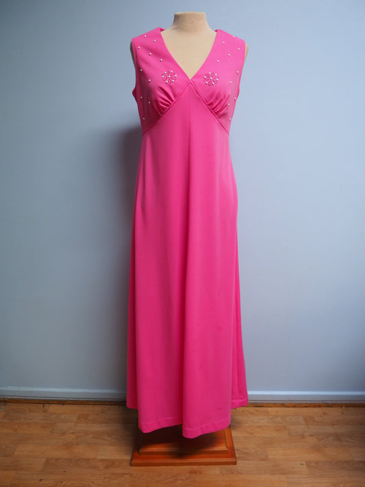 Pinkki helmikoristeinen pitkä mekko