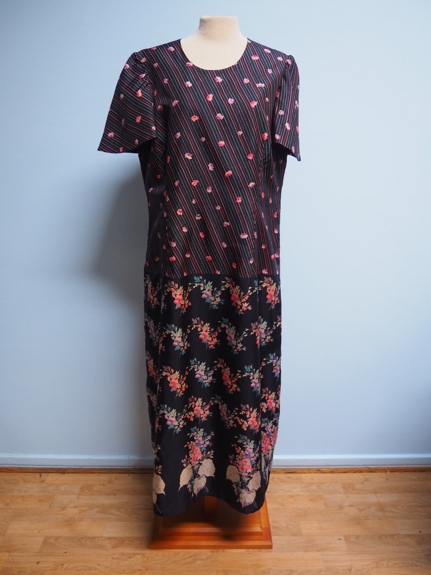 Tummansininen kukkakuviollinen raidallinen pitkä mekko