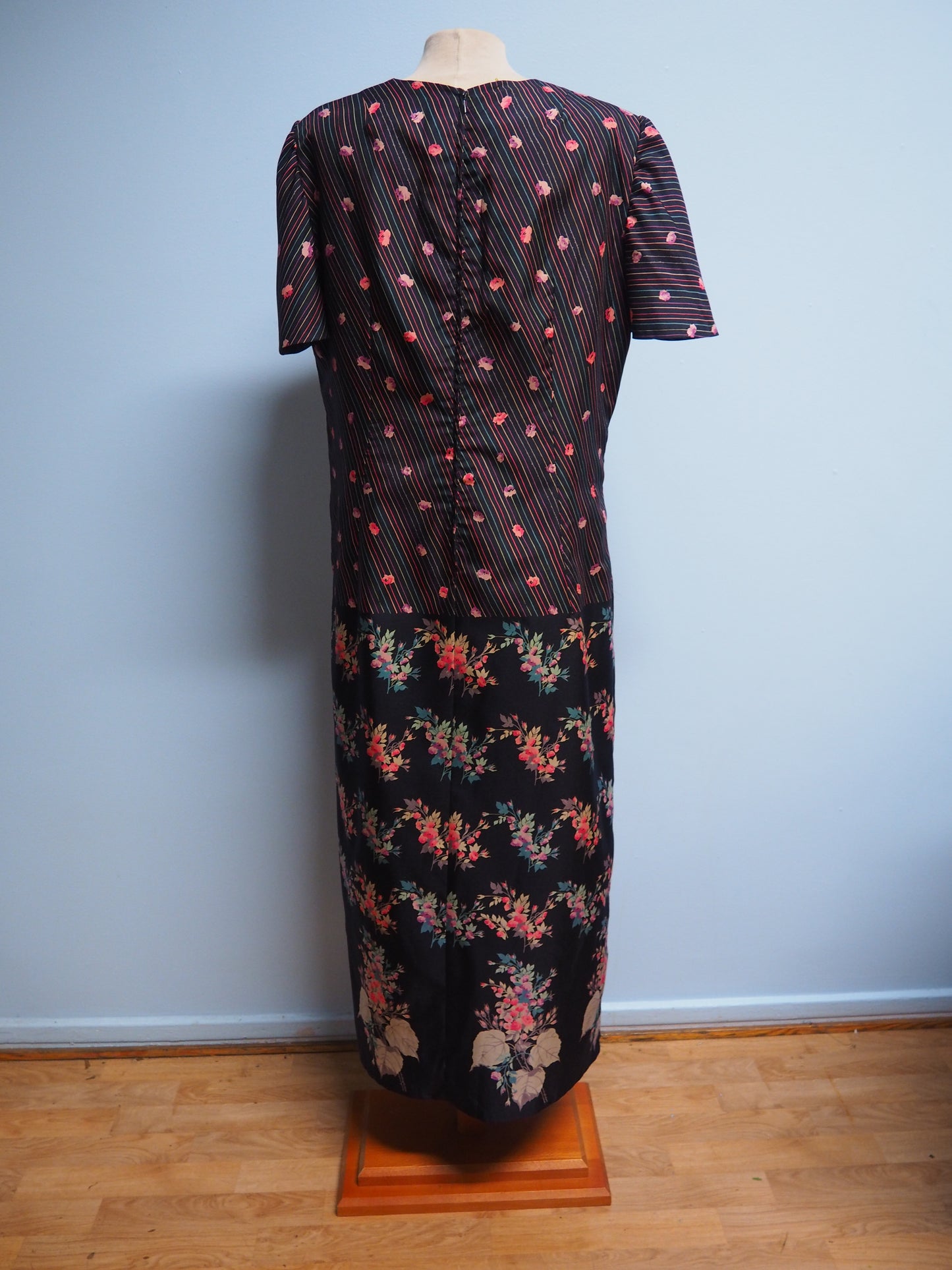 Tummansininen kukkakuviollinen raidallinen pitkä mekko