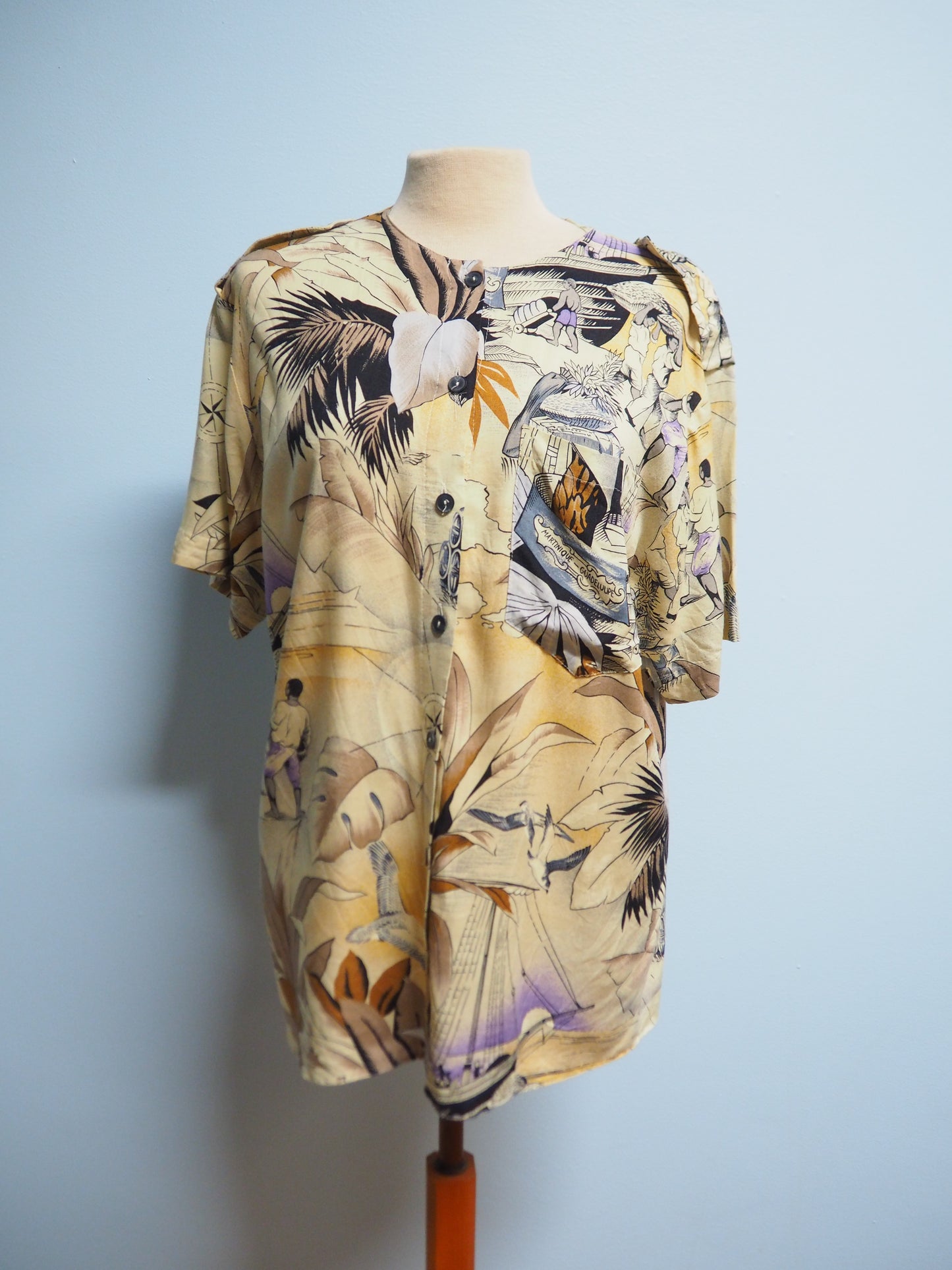Vaalea kuviollinen safarihenkinen paita
