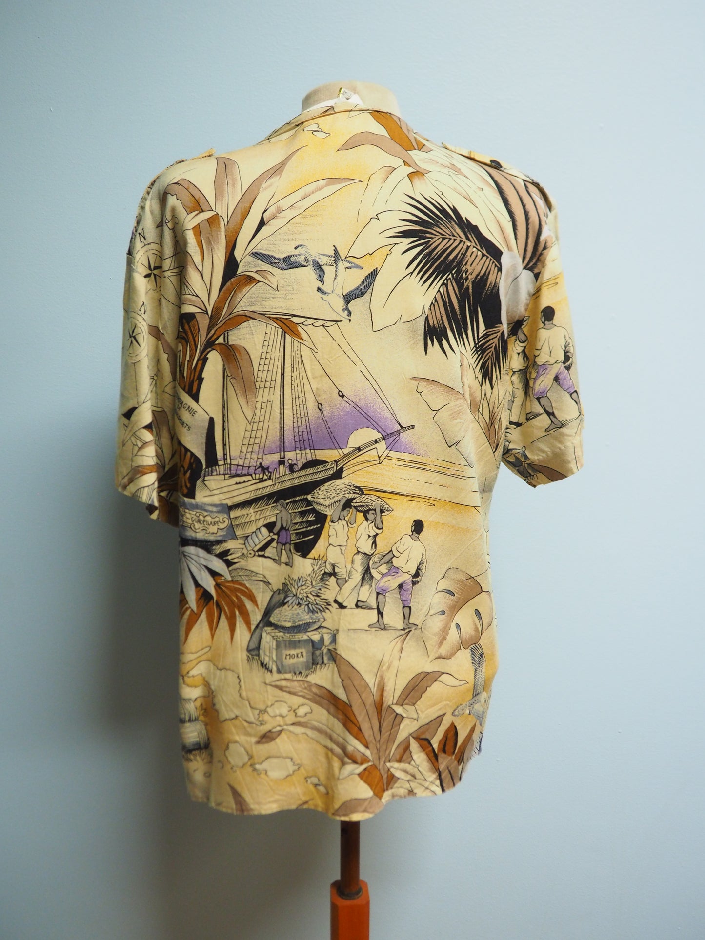 Vaalea kuviollinen safarihenkinen paita