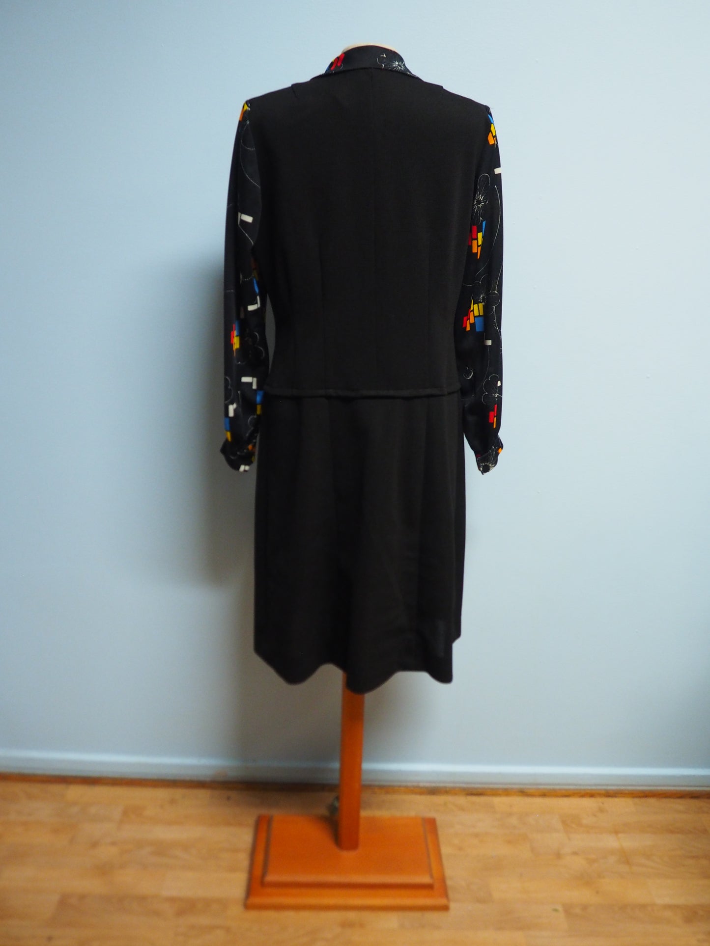 Musta huivikaulus kuviollinen mekko
