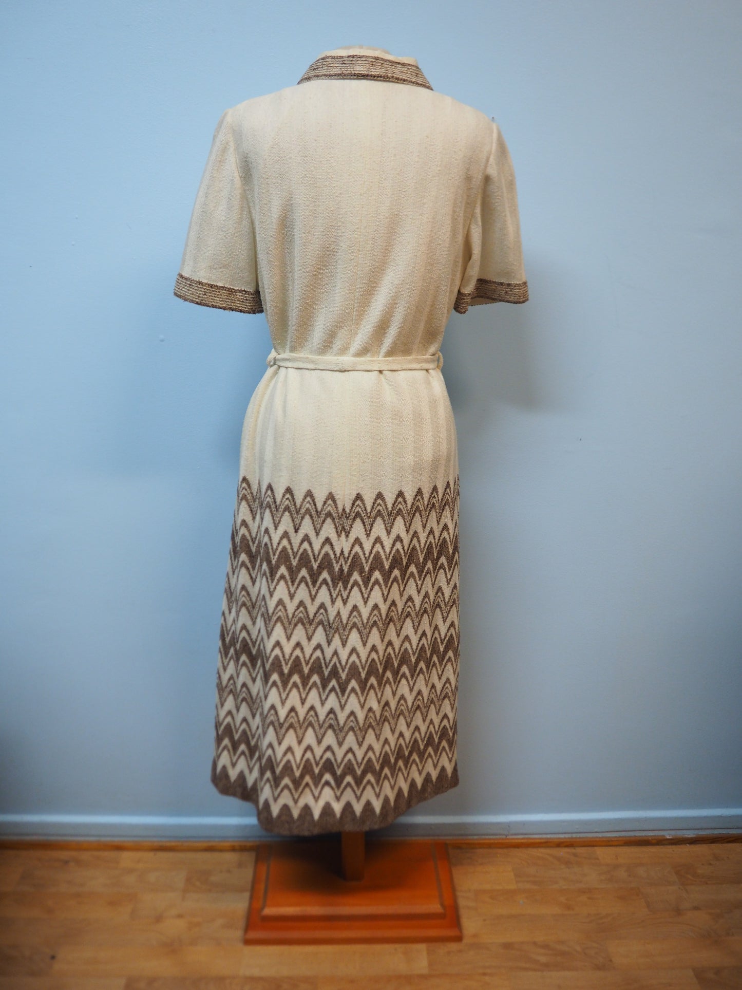 Vaalea raidallinen Caterinan mekko käyttämätöntä vanhaa varastoa