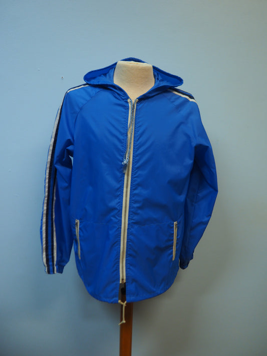 Sininen ohut raidallinen takki