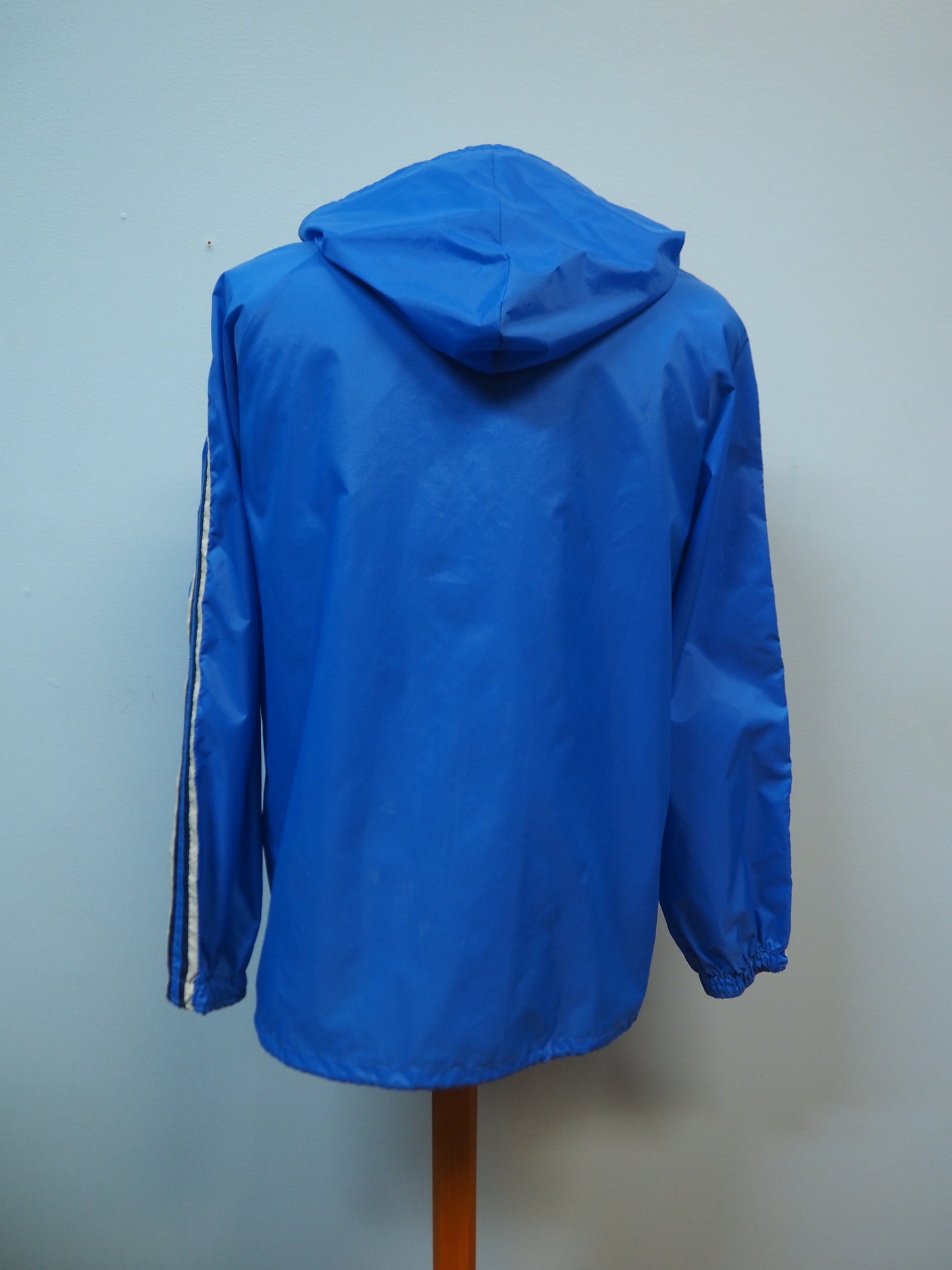 Sininen ohut raidallinen takki