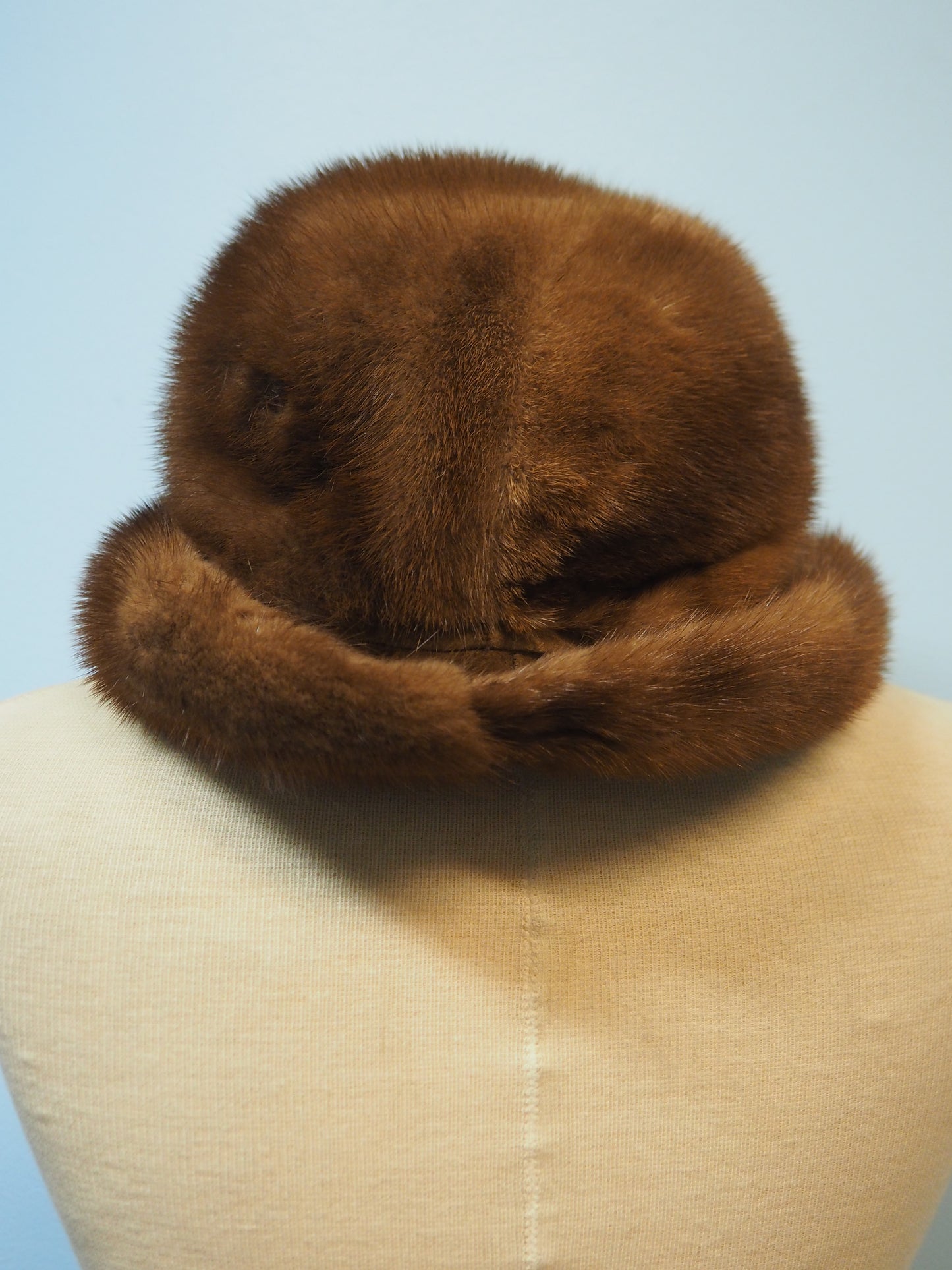 Musta takki turkiskauluksella sekä yhteensopiva hattu