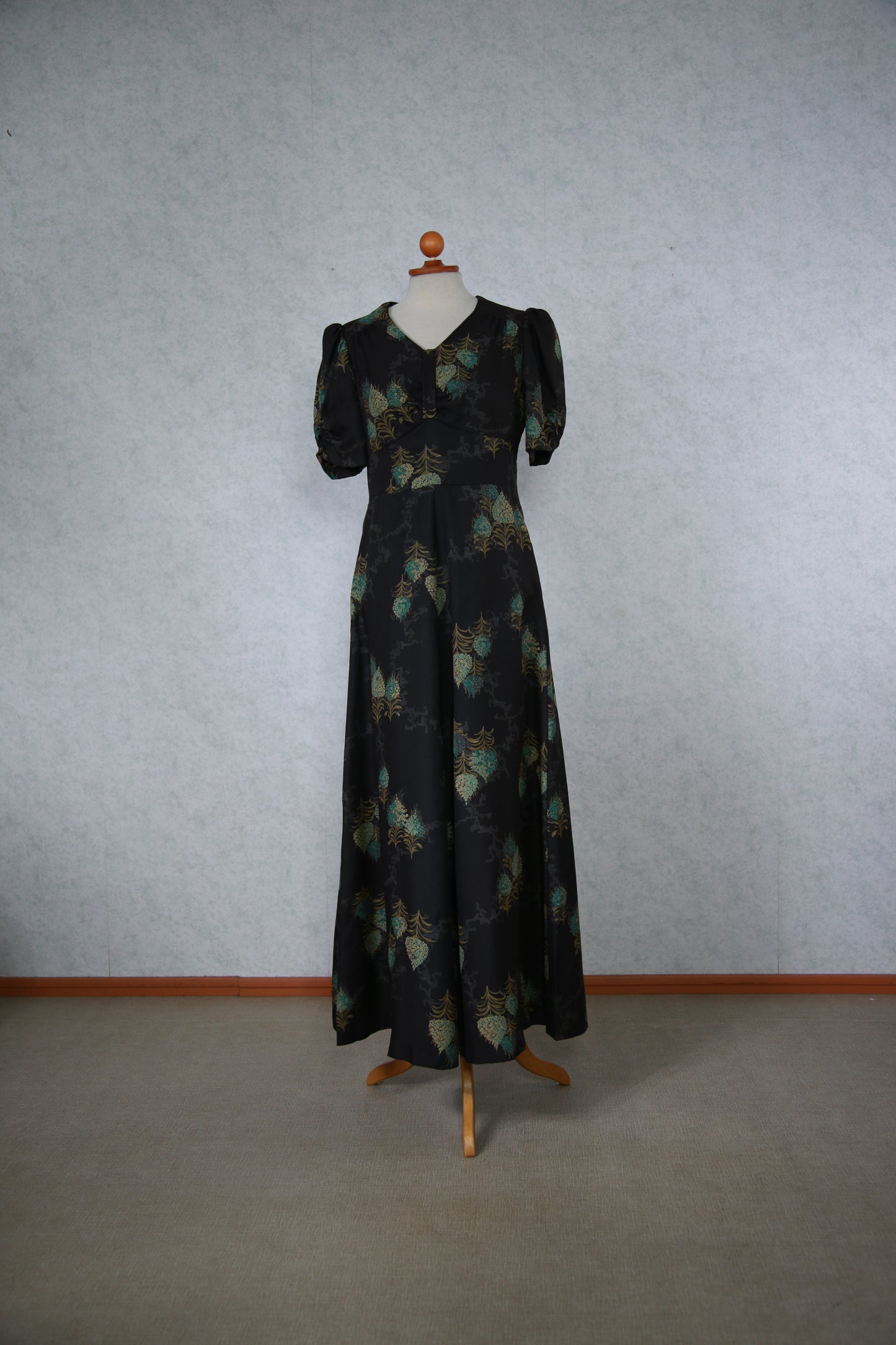Tummanruskea kukkakuviollinen pitkä mekko