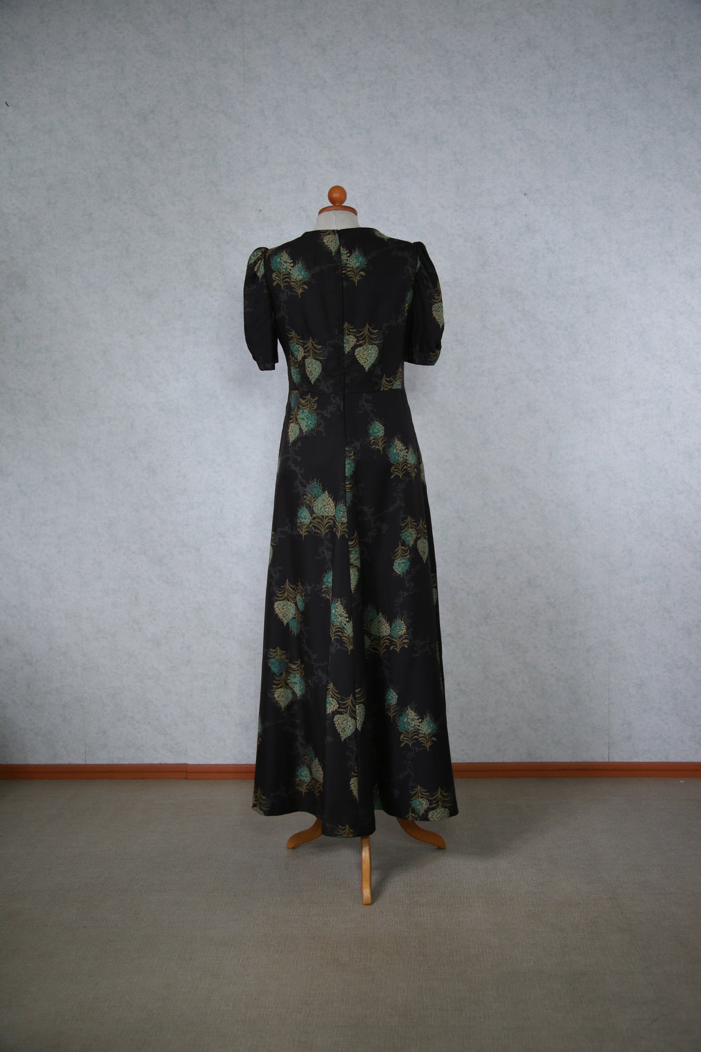 Tummanruskea kukkakuviollinen pitkä mekko