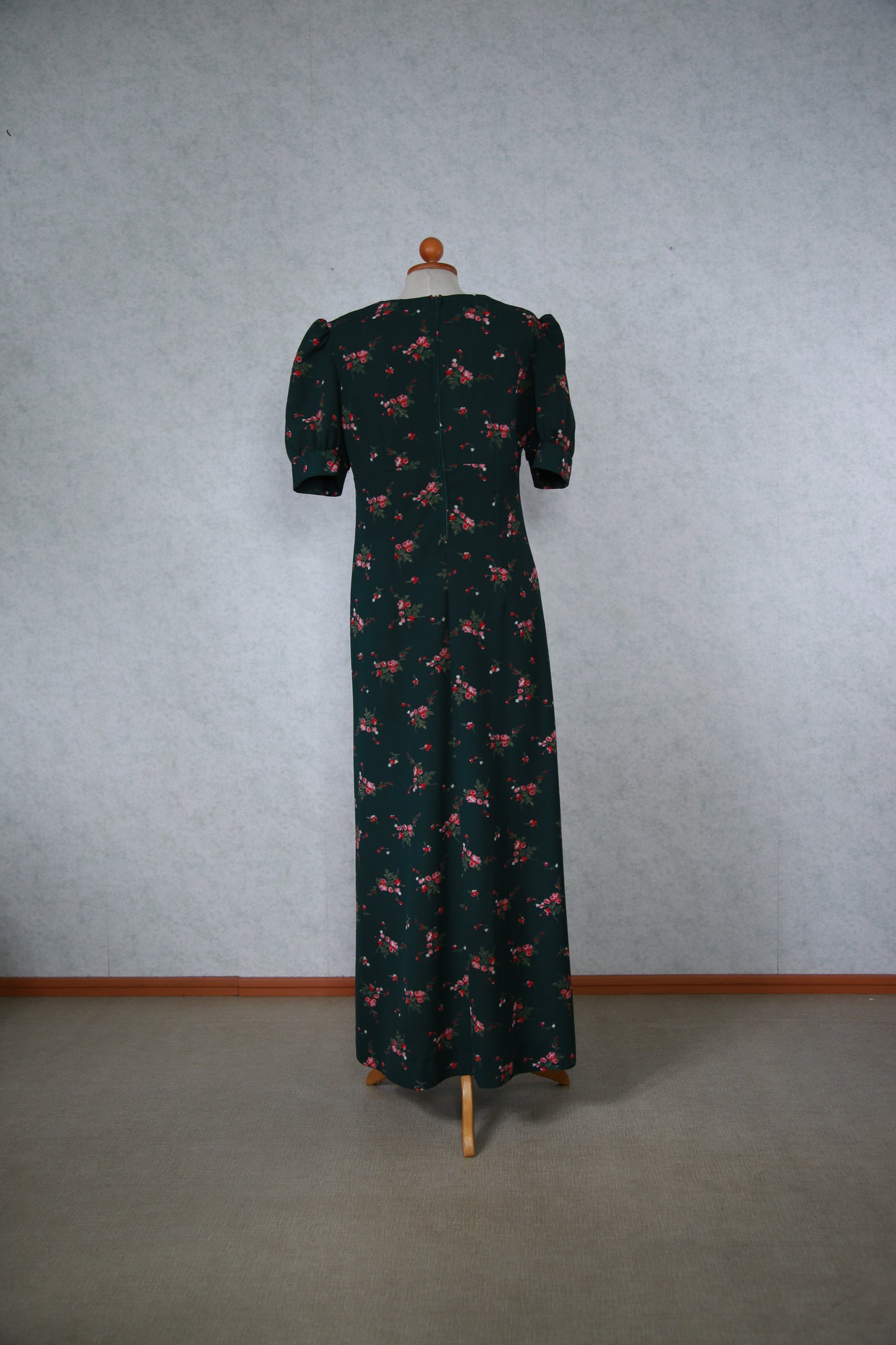 Tummanvihreä kukkakuviollinen pitkä mekko