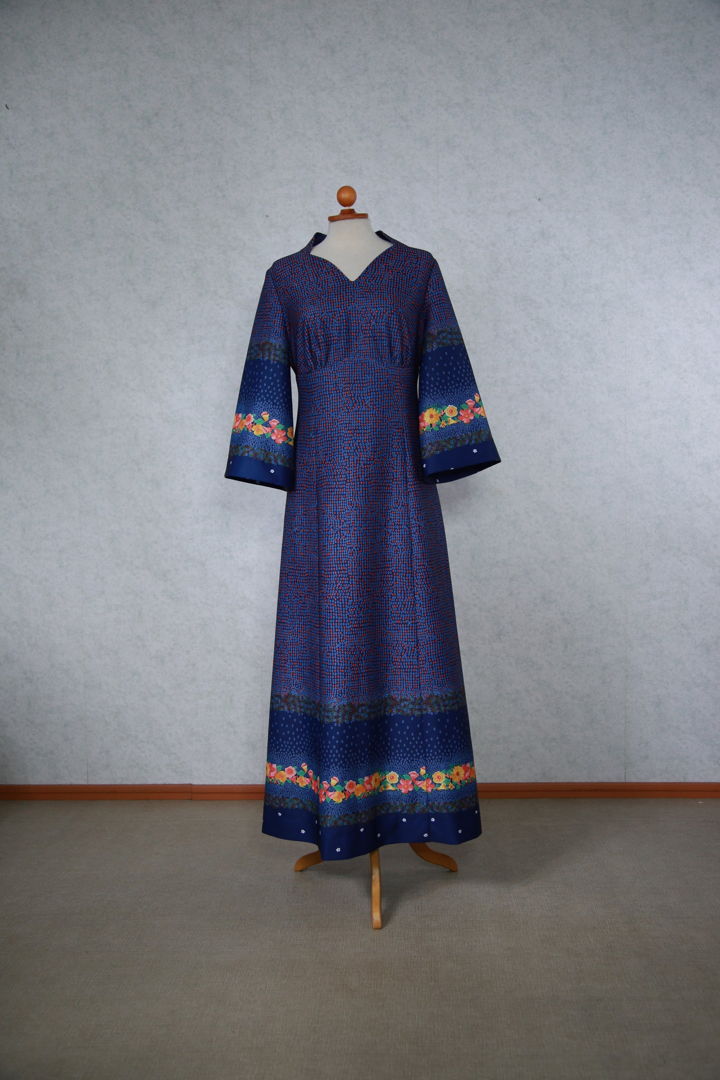 Sininen kukkakuviollinen pitkä mekko