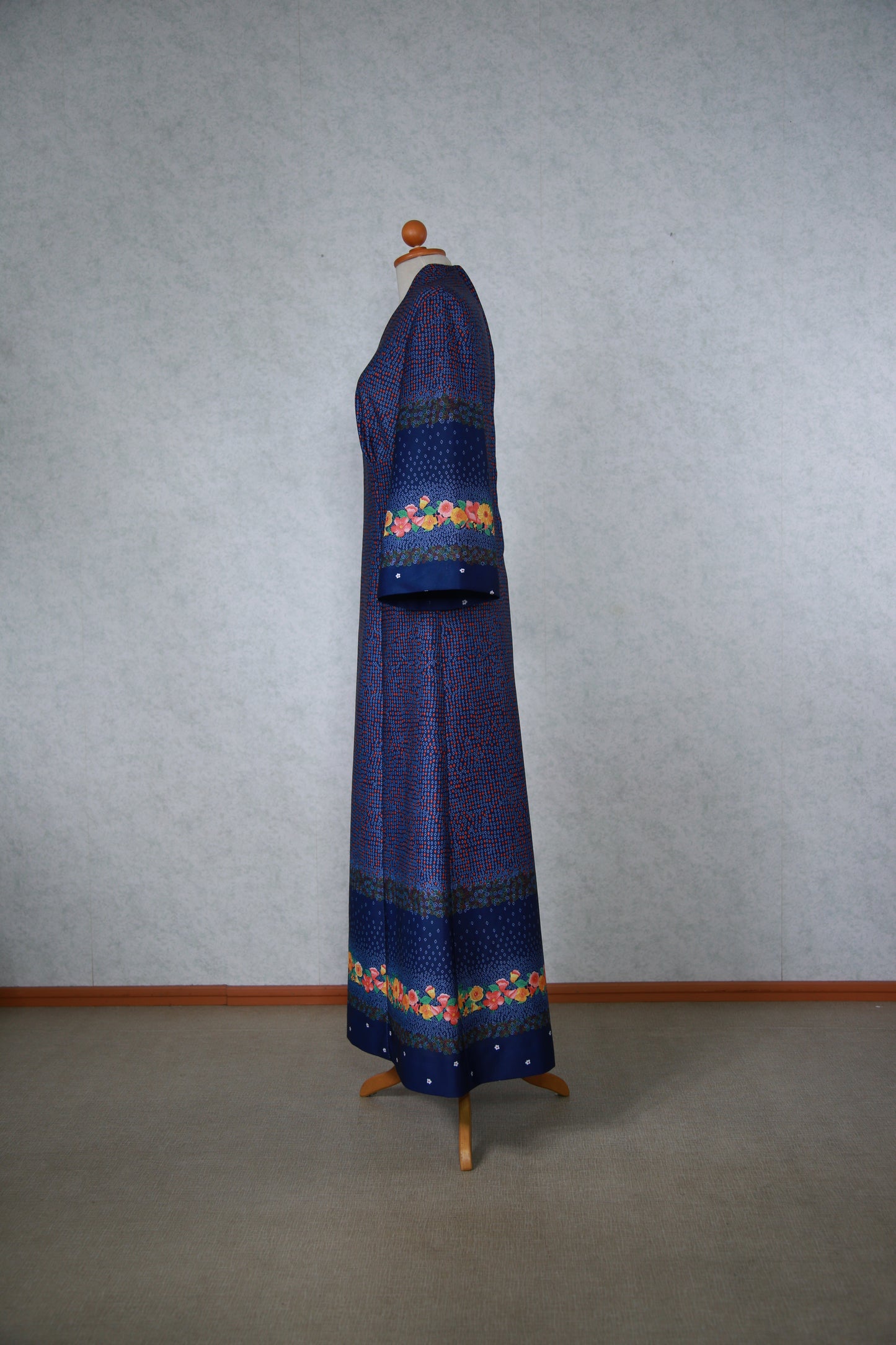 Sininen kukkakuviollinen pitkä mekko