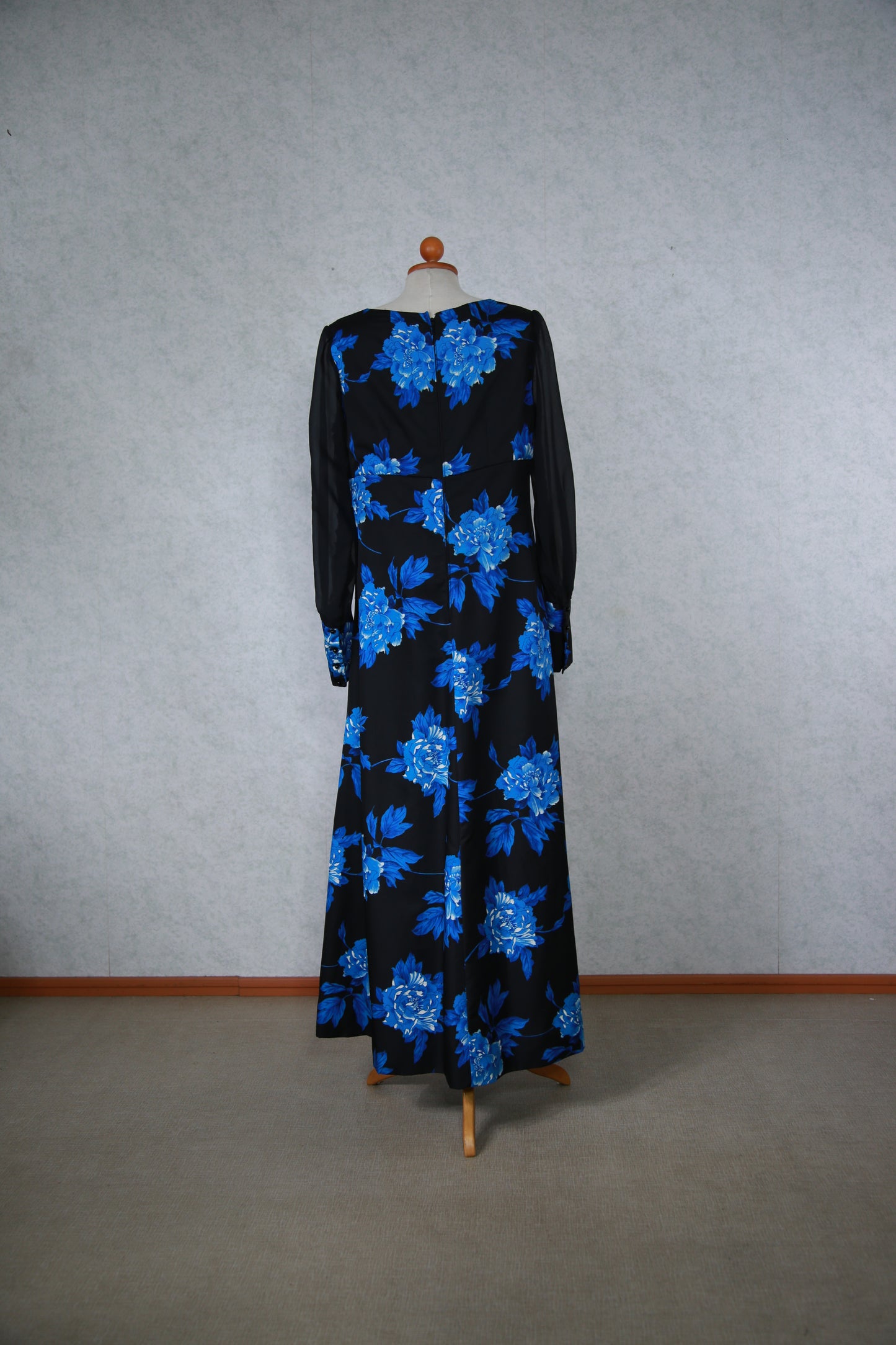 Musta ja sininen kukkakuviollinen pitkä mekko