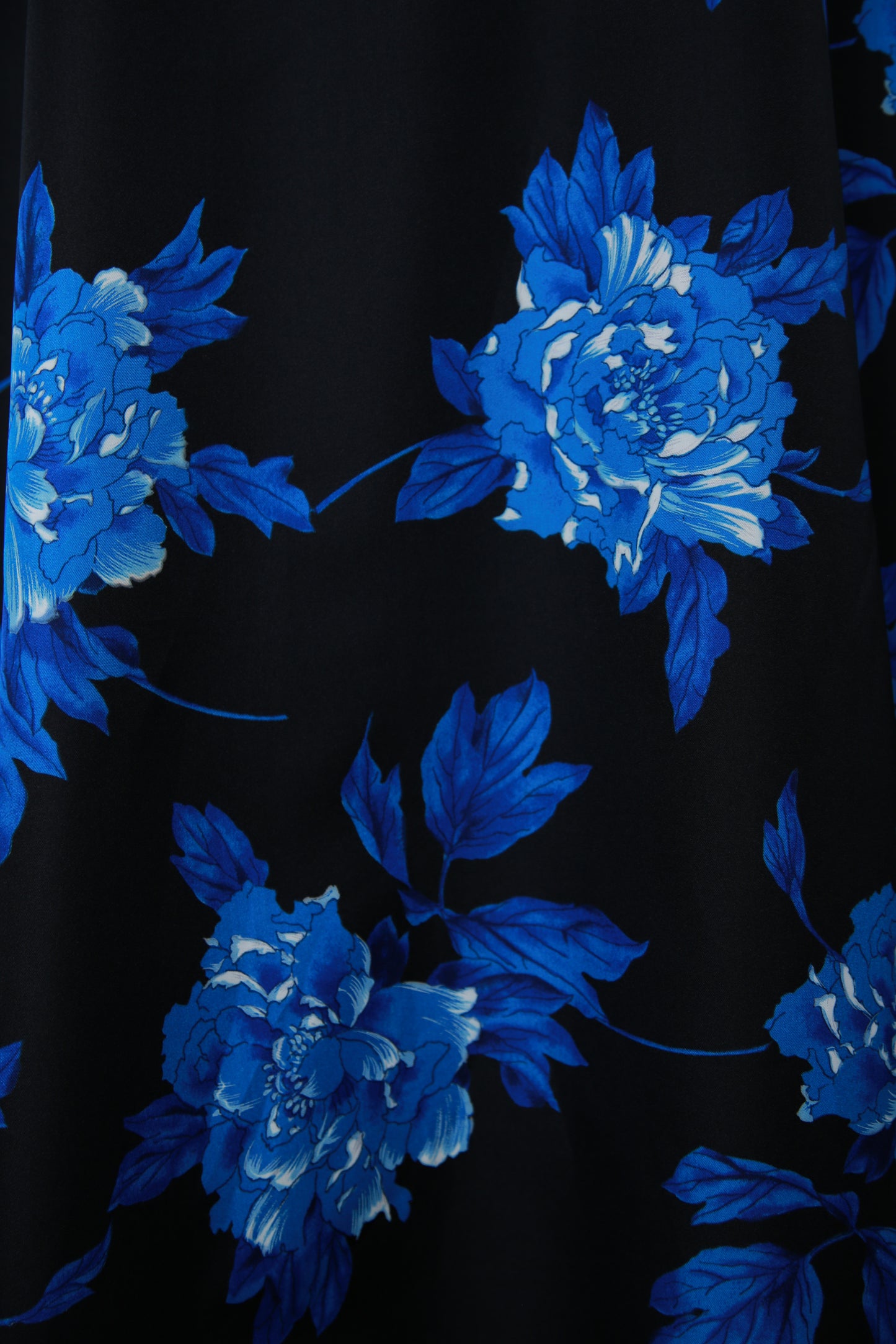 Musta ja sininen kukkakuviollinen pitkä mekko