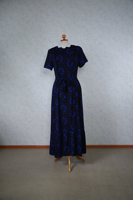Tummansininen kuviollinen pitkä mekko pitsikauluksella