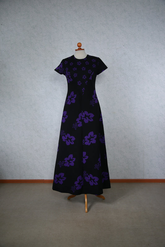Musta violetti kukkakuviollinen pitkä mekko