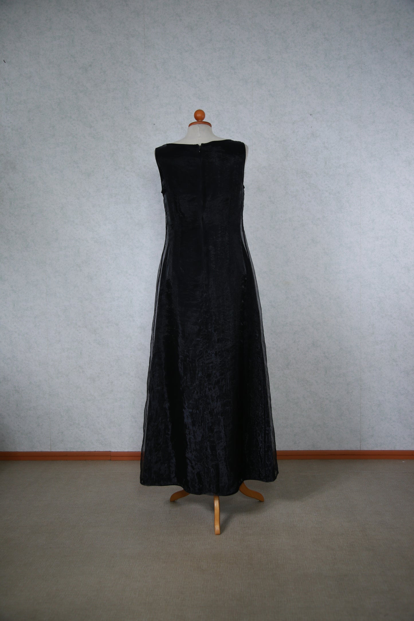 Musta pitkä kiiltelevä mekko