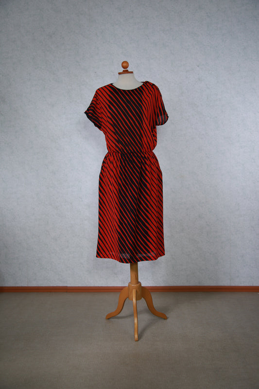 Punamusta raidallinen Nina Naisten Pukutehtaan mekko