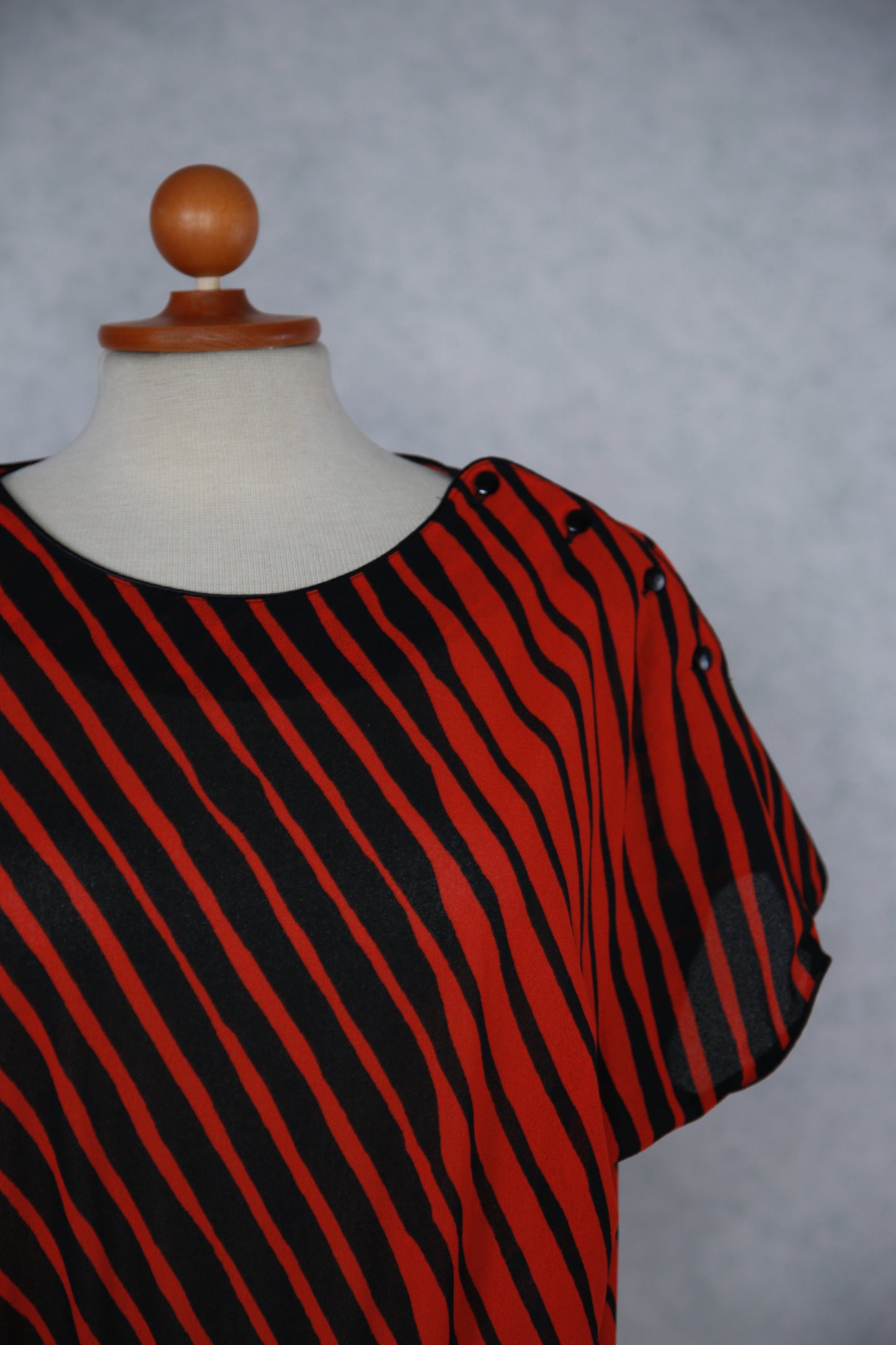 Punamusta raidallinen Nina Naisten Pukutehtaan mekko