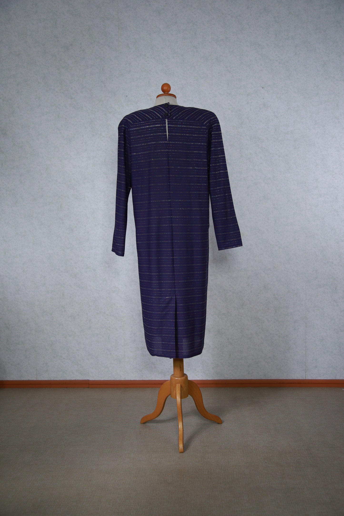 Violetti kimalteleva raidallinen mekko