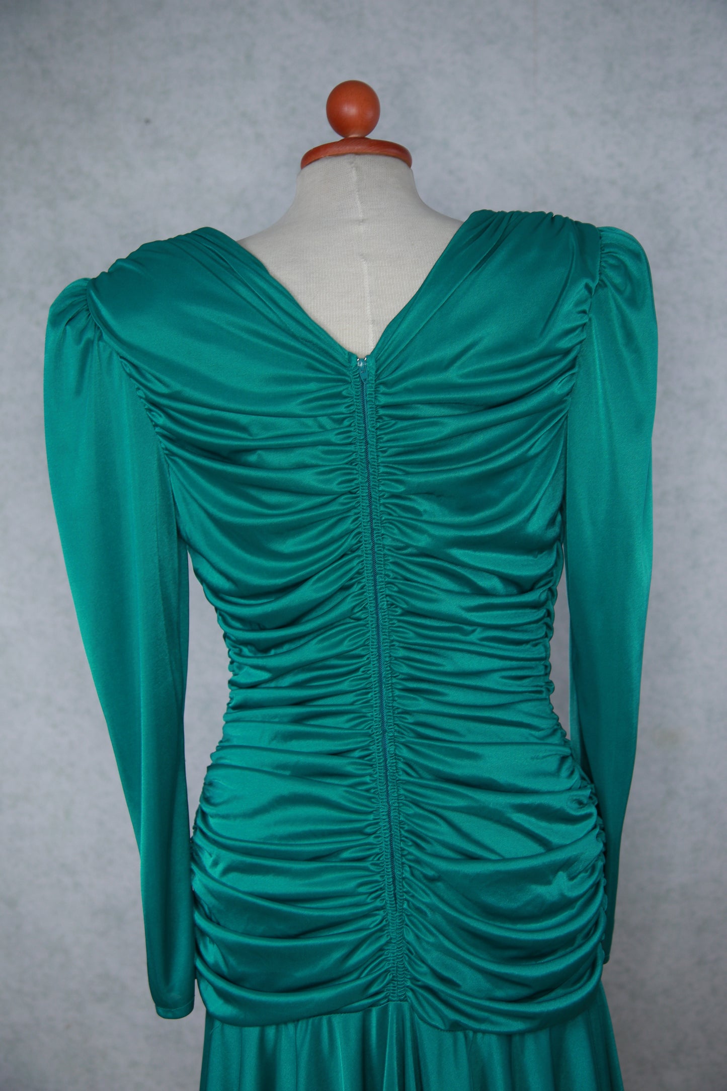 Vihreä paljettikoristeinen rypytetty mekko