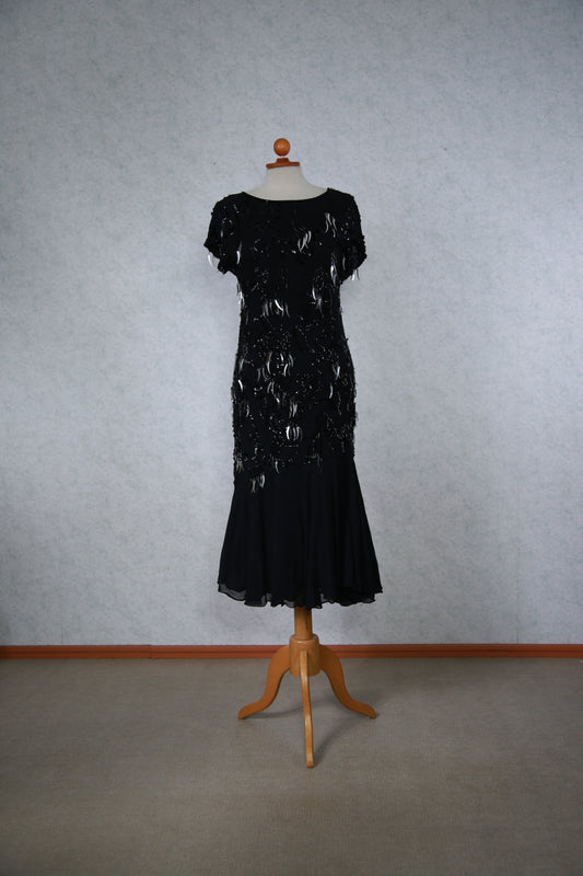 Musta paljettikoristeinen röyhelöhelmainen mekko