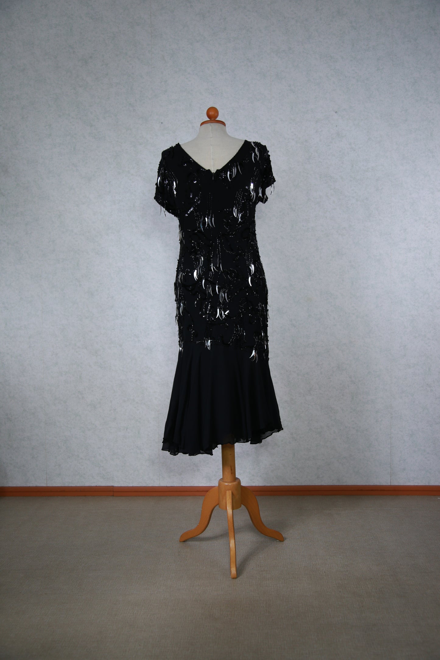 Musta paljettikoristeinen röyhelöhelmainen mekko