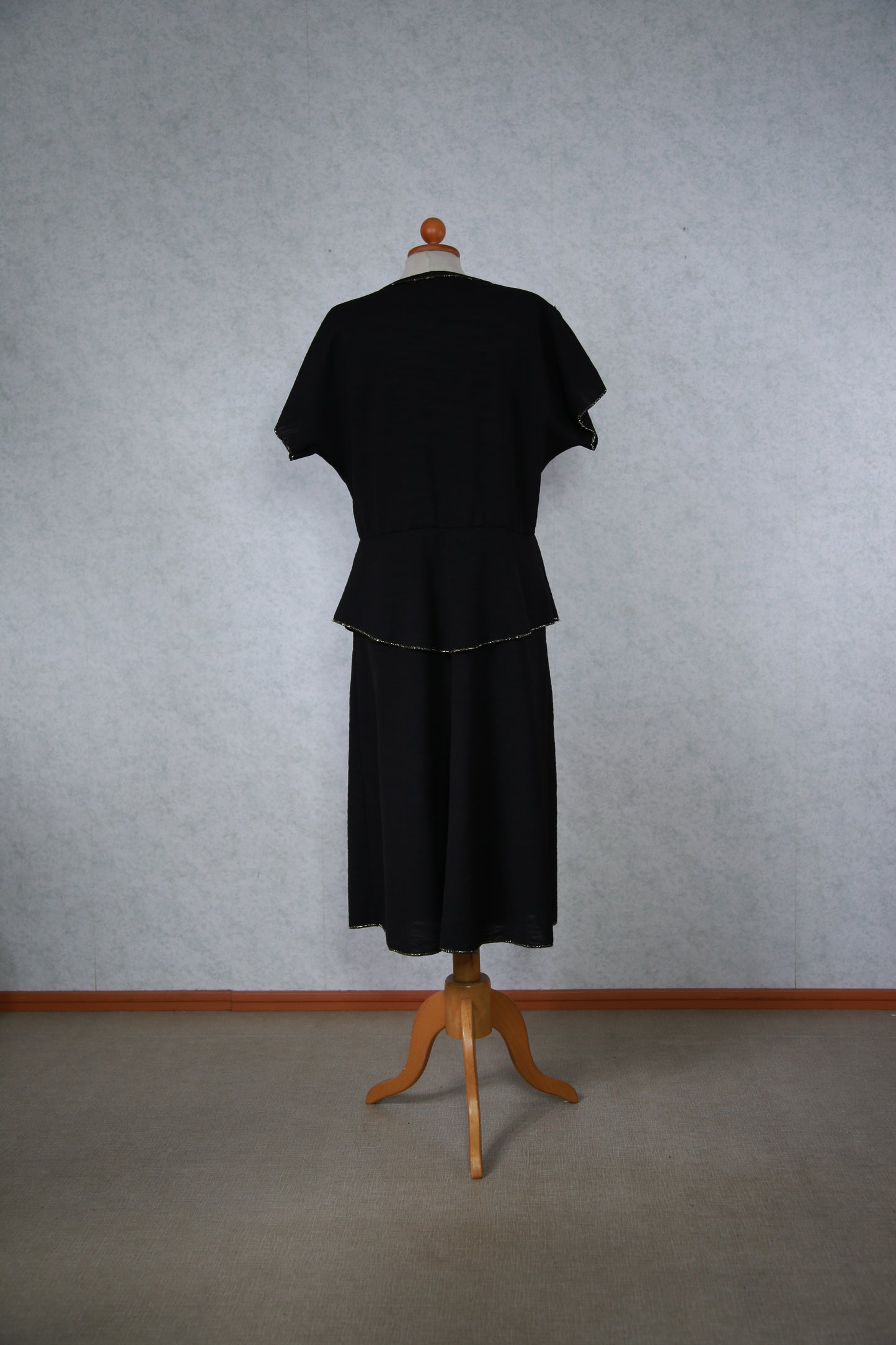 Musta mekko kimaltelevilla yksityiskohdilla