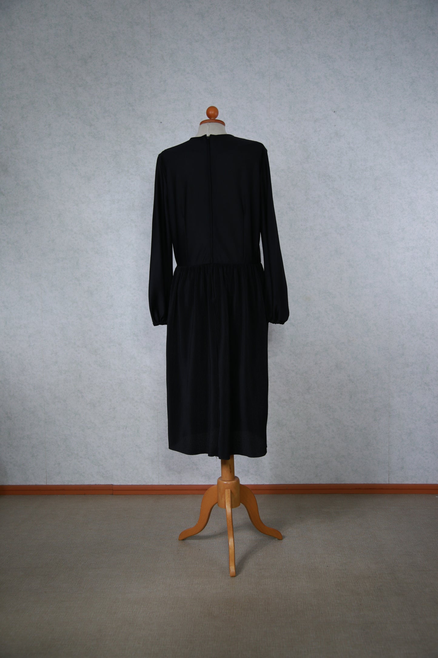 Musta mekko koristeellisilla napeilla