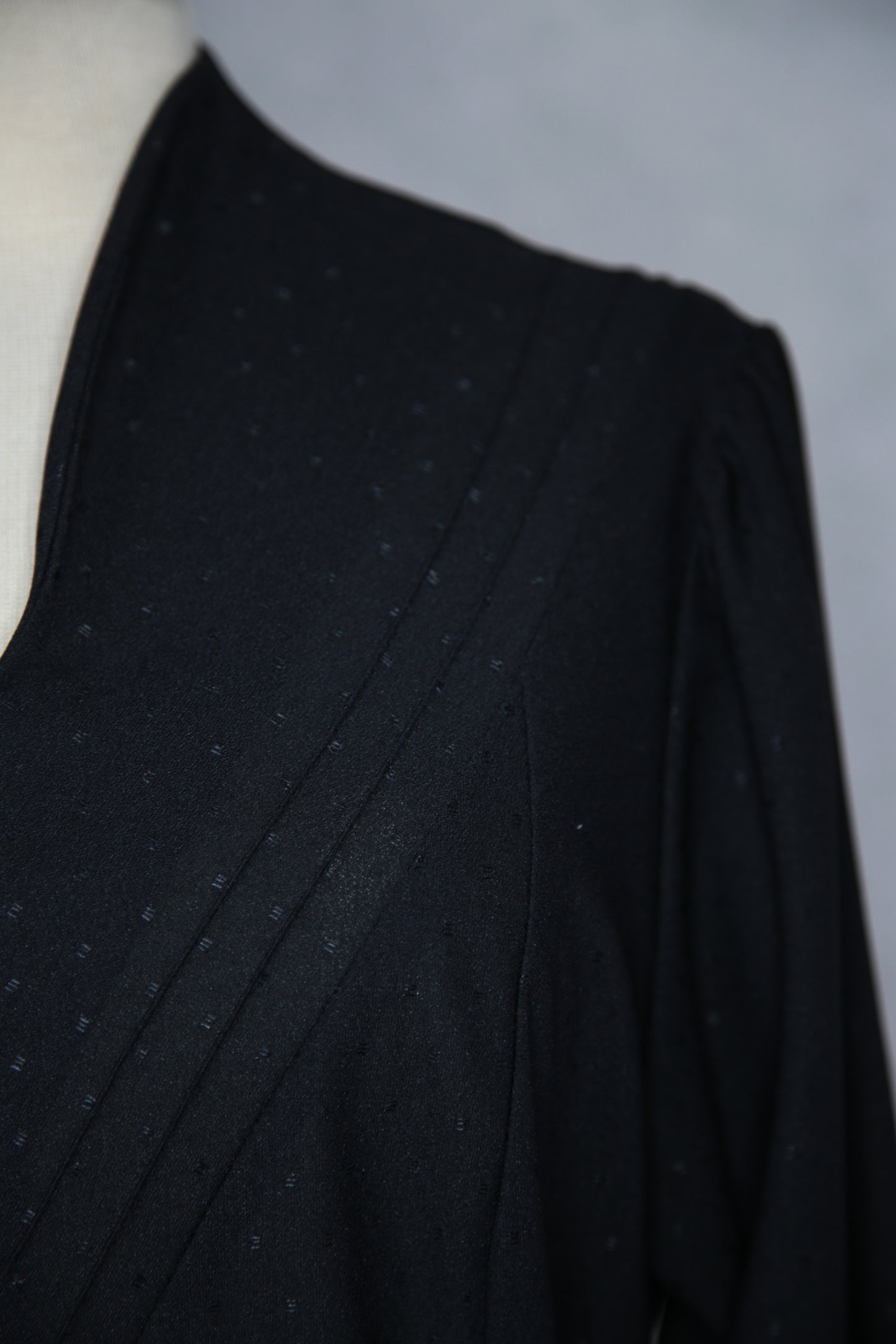 Musta kuviollinen Nina Naisten Pukutehtaan mekko