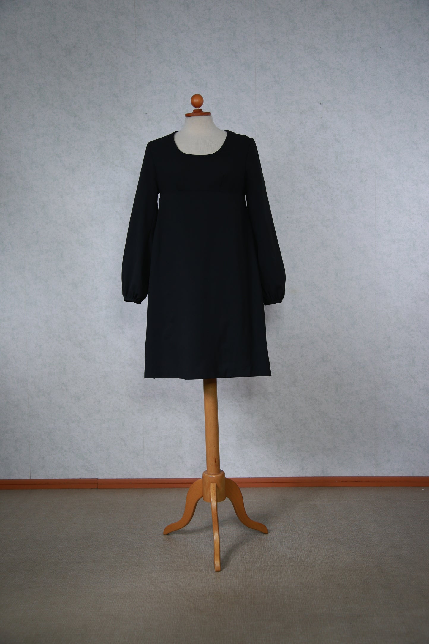 Musta pitkähihainen lyhyt mekko
