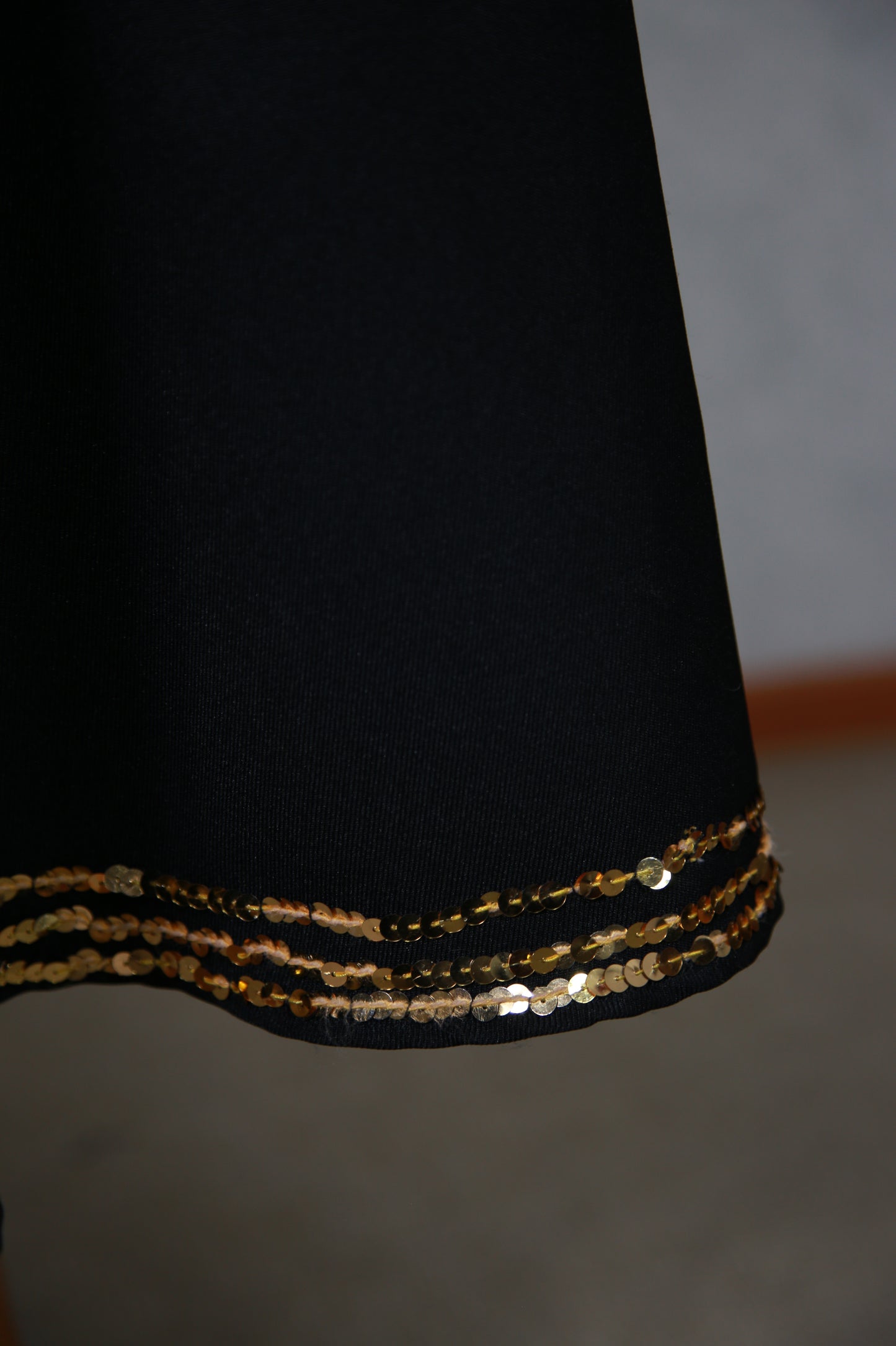 Musta mekko kultaisella paljettihelmalla