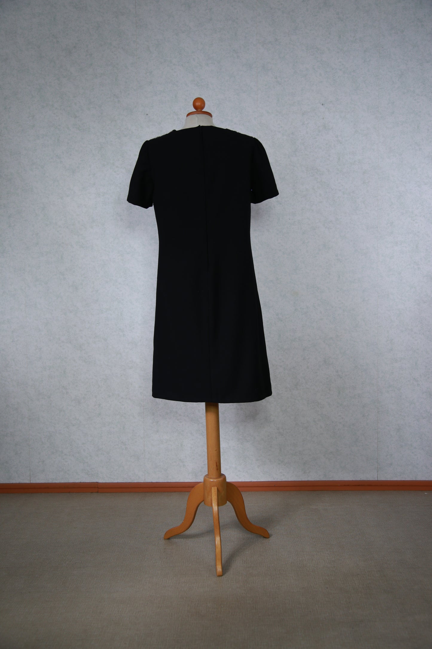 Musta Siro-Puku mekko kimaltelevilla yksityiskohdilla